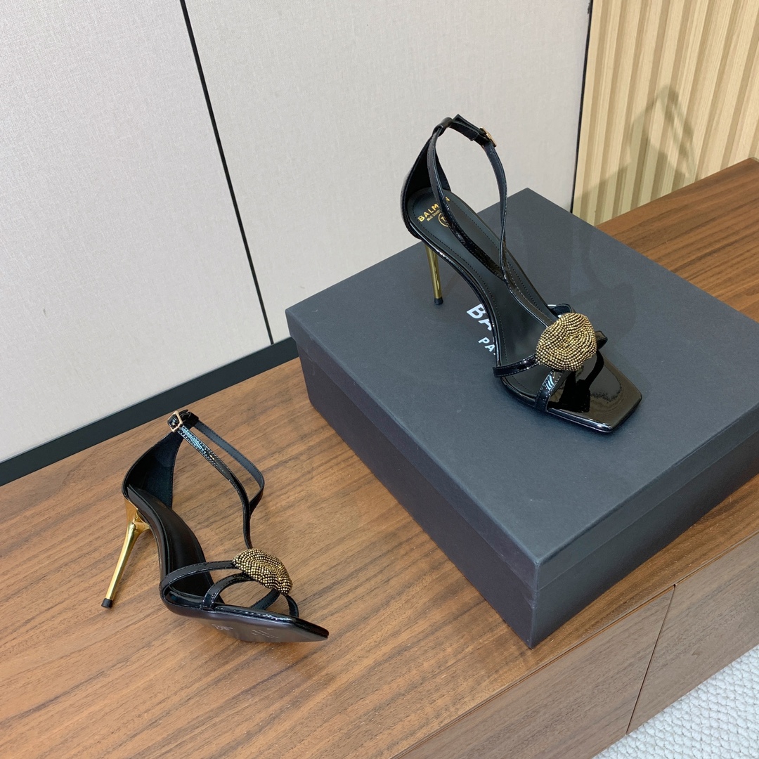 【Bal*ain】嘴唇钻扣高跟凉鞋。愈发別致出众，无敌气场、无敌好看。鞋面漆皮。牛皮垫脚。真皮大底。跟高
