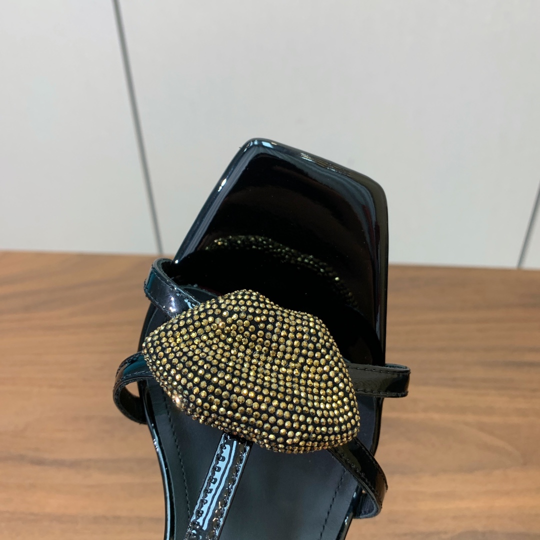 【Bal*ain】嘴唇钻扣高跟凉鞋。愈发別致出众，无敌气场、无敌好看。鞋面漆皮。牛皮垫脚。真皮大底。跟高