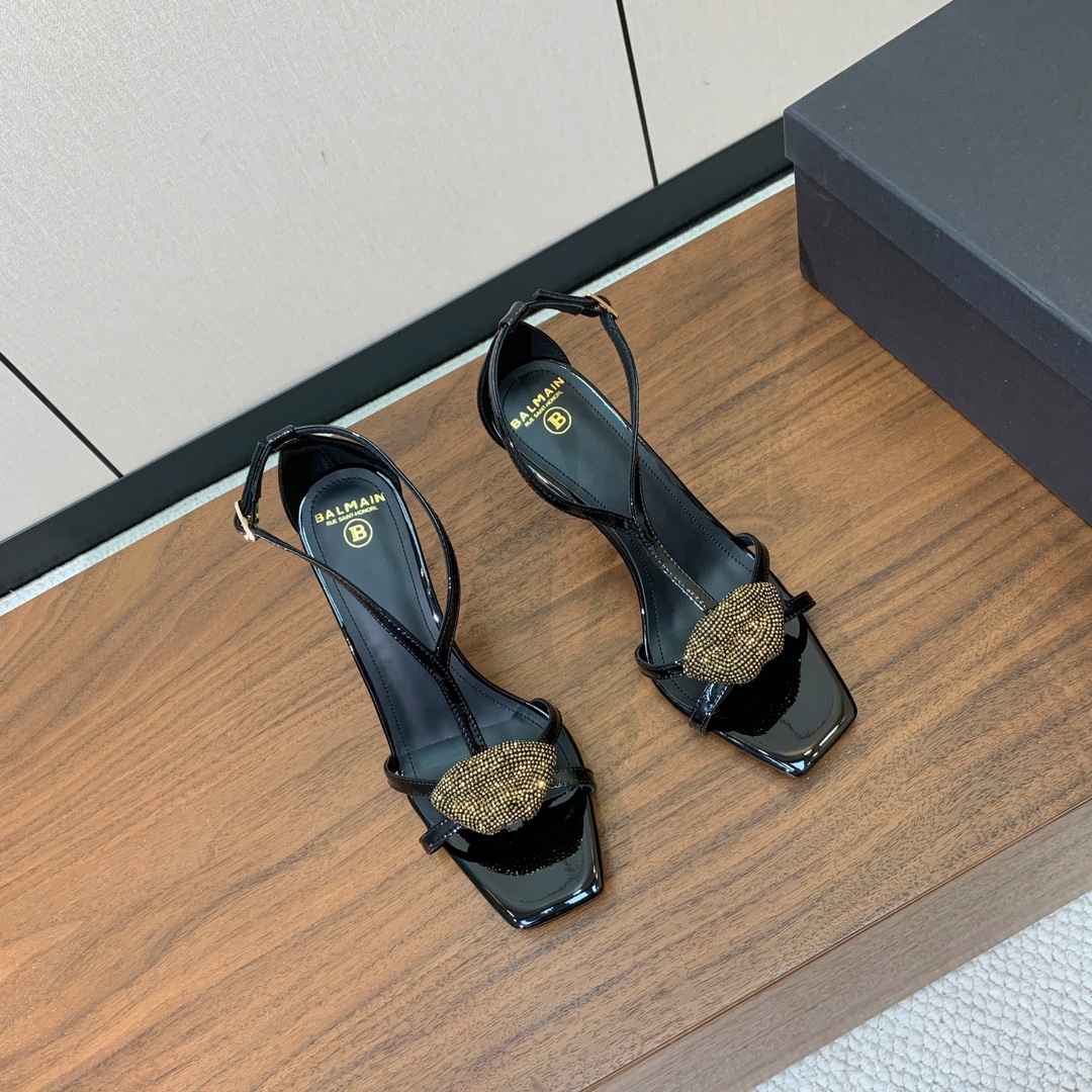 【Bal*ain】嘴唇钻扣高跟凉鞋。愈发別致出众，无敌气场、无敌好看。鞋面漆皮。牛皮垫脚。真皮大底。跟高