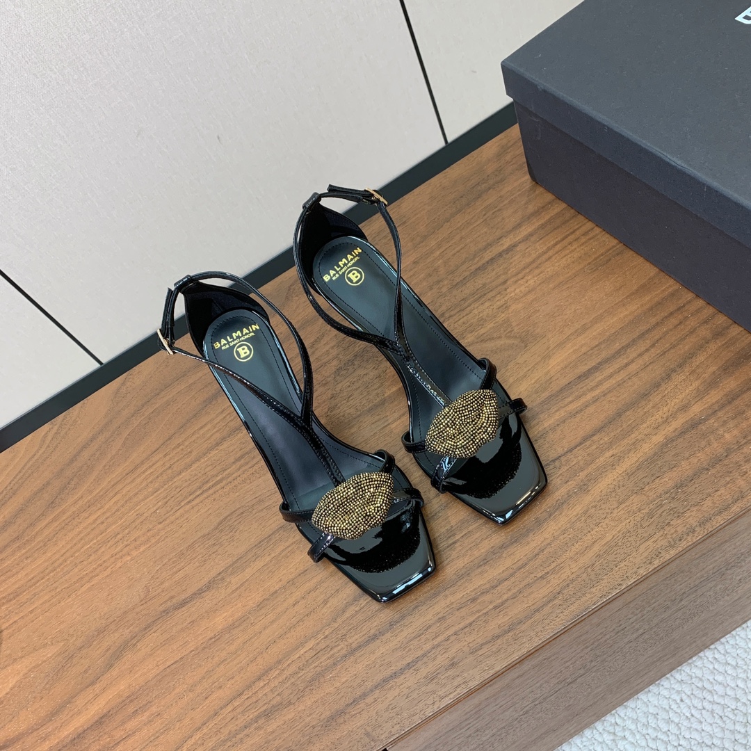【Bal*ain】嘴唇钻扣高跟凉鞋。愈发別致出众，无敌气场、无敌好看。鞋面漆皮。牛皮垫脚。真皮大底。跟高