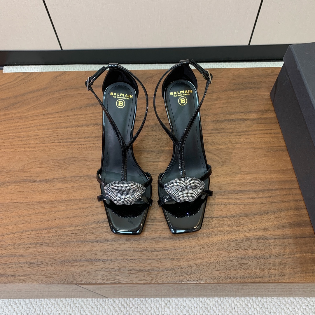 【Bal*ain】嘴唇钻扣高跟凉鞋。愈发別致出众，无敌气场、无敌好看。鞋面漆皮。牛皮垫脚。真皮大底。跟高