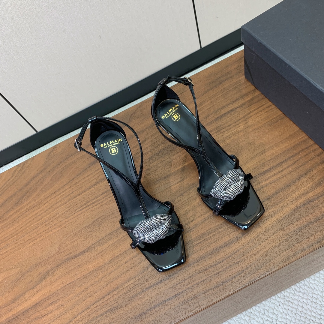 【Bal*ain】嘴唇钻扣高跟凉鞋。愈发別致出众，无敌气场、无敌好看。鞋面漆皮。牛皮垫脚。真皮大底。跟高