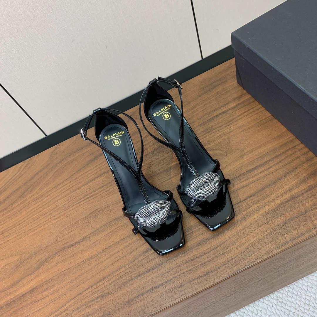 【Bal*ain】嘴唇钻扣高跟凉鞋。愈发別致出众，无敌气场、无敌好看。鞋面漆皮。牛皮垫脚。真皮大底。跟高