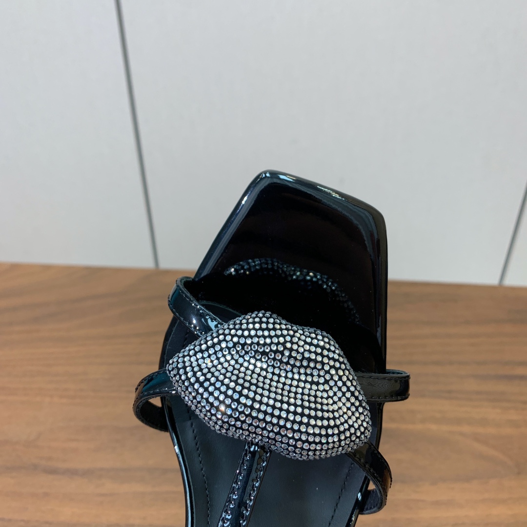 【Bal*ain】嘴唇钻扣高跟凉鞋。愈发別致出众，无敌气场、无敌好看。鞋面漆皮。牛皮垫脚。真皮大底。跟高