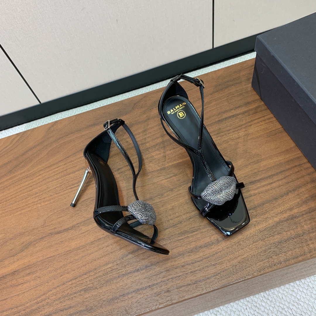 【Bal*ain】嘴唇钻扣高跟凉鞋。愈发別致出众，无敌气场、无敌好看。鞋面漆皮。牛皮垫脚。真皮大底。跟高