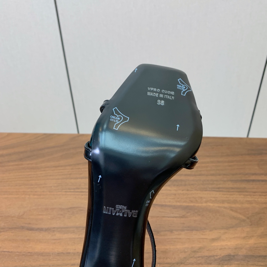 【Bal*ain】嘴唇钻扣高跟凉鞋。愈发別致出众，无敌气场、无敌好看。鞋面漆皮。牛皮垫脚。真皮大底。跟高