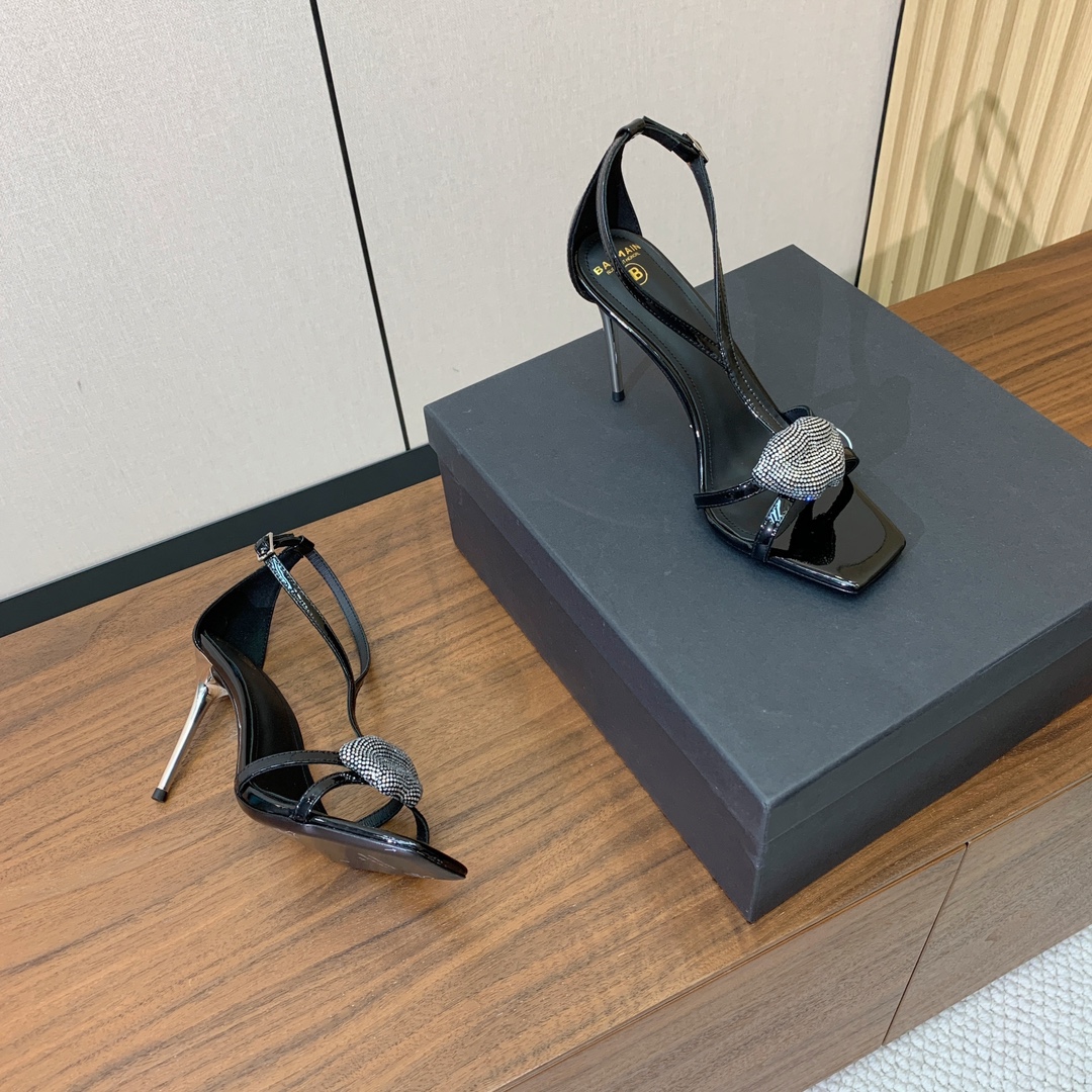【Bal*ain】嘴唇钻扣高跟凉鞋。愈发別致出众，无敌气场、无敌好看。鞋面漆皮。牛皮垫脚。真皮大底。跟高