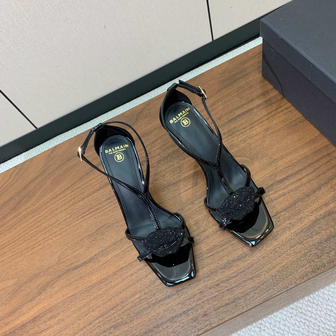 【Bal*ain】嘴唇钻扣高跟凉鞋。愈发別致出众，无敌气场、无敌好看。鞋面漆皮。牛皮垫脚。真皮大底。跟高