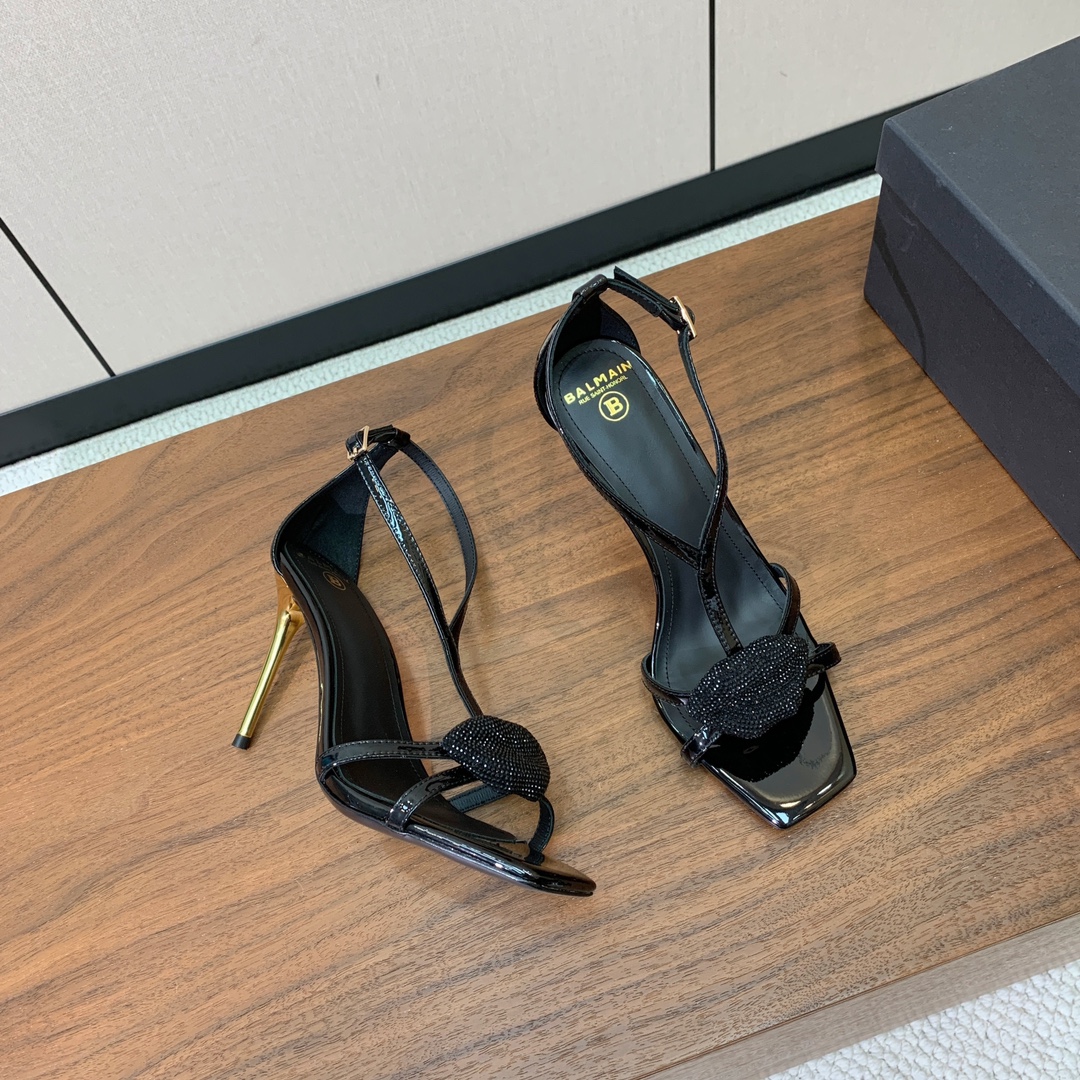 【Bal*ain】嘴唇钻扣高跟凉鞋。愈发別致出众，无敌气场、无敌好看。鞋面漆皮。牛皮垫脚。真皮大底。跟高