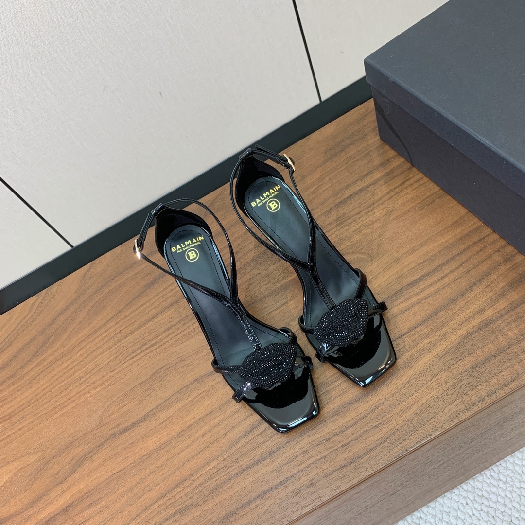 【Bal*ain】嘴唇钻扣高跟凉鞋。愈发別致出众，无敌气场、无敌好看。鞋面漆皮。牛皮垫脚。真皮大底。跟高