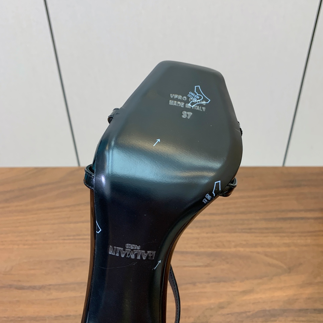 【Bal*ain】嘴唇钻扣高跟凉鞋。愈发別致出众，无敌气场、无敌好看。鞋面漆皮。牛皮垫脚。真皮大底。跟高