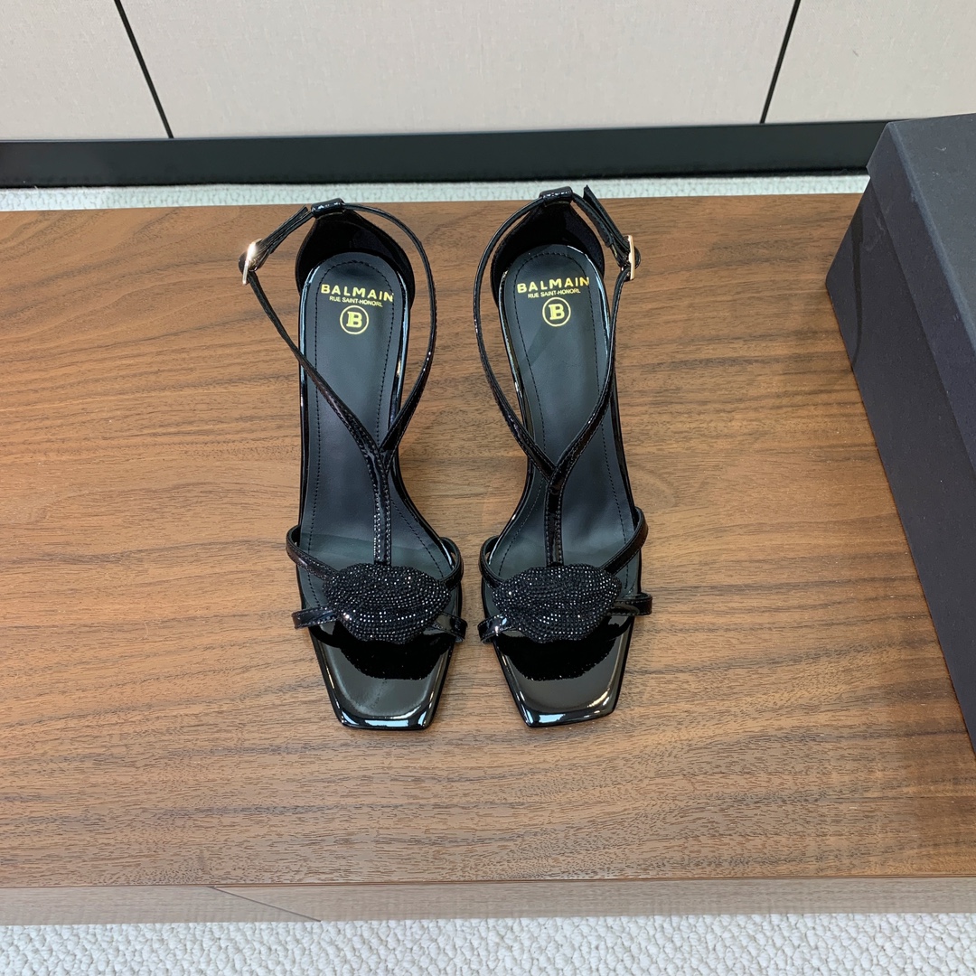 【Bal*ain】嘴唇钻扣高跟凉鞋。愈发別致出众，无敌气场、无敌好看。鞋面漆皮。牛皮垫脚。真皮大底。跟高