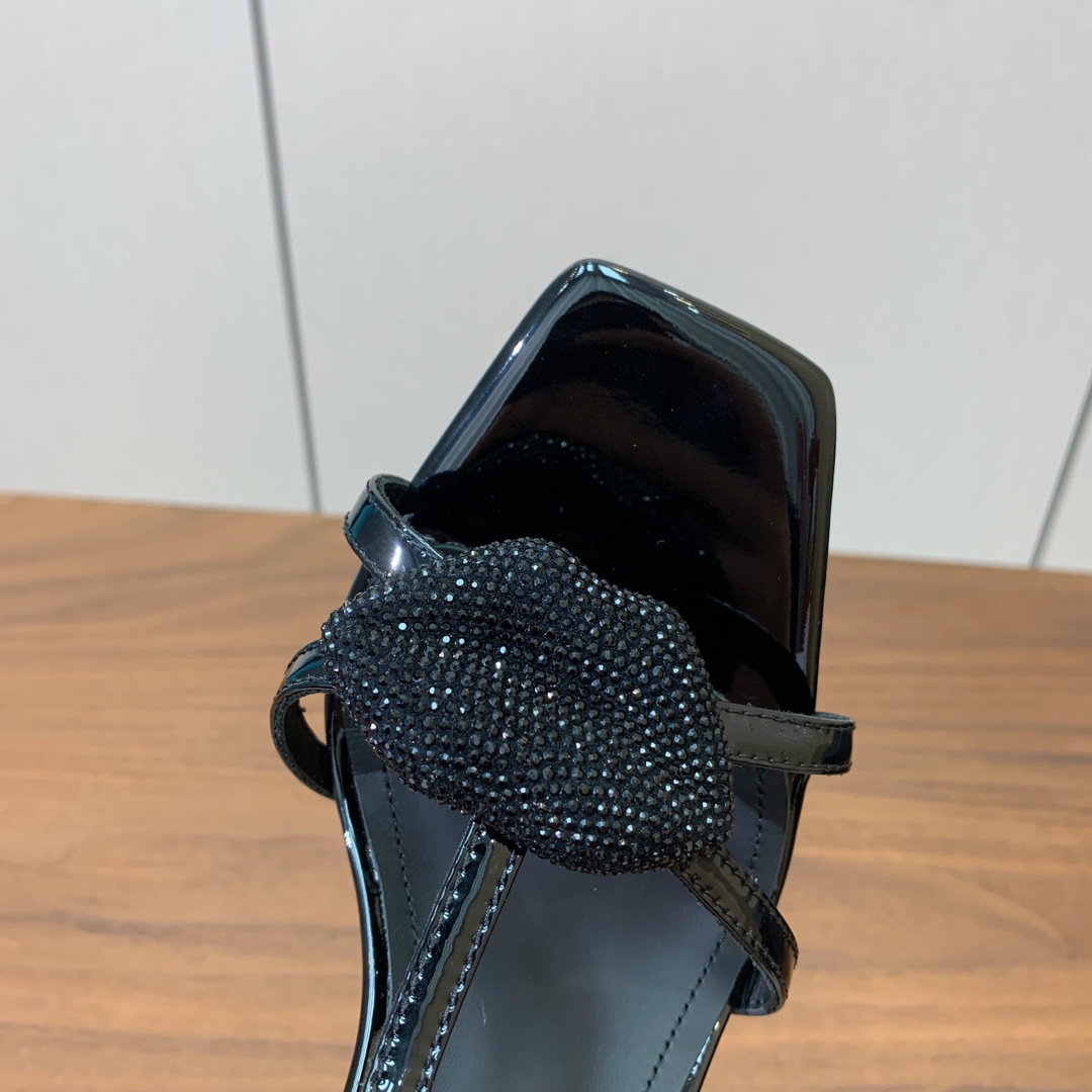 【Bal*ain】嘴唇钻扣高跟凉鞋。愈发別致出众，无敌气场、无敌好看。鞋面漆皮。牛皮垫脚。真皮大底。跟高