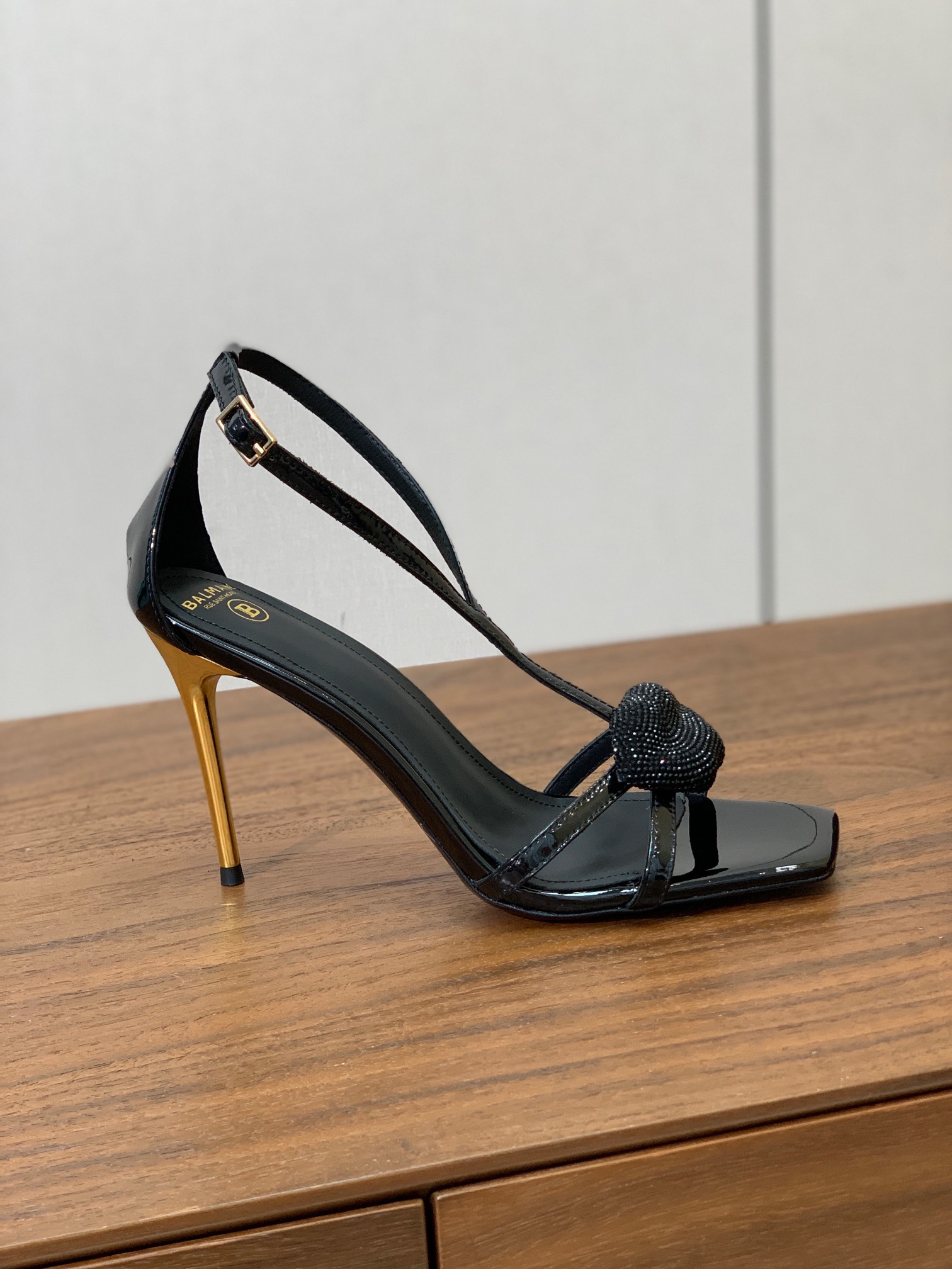 【Bal*ain】嘴唇钻扣高跟凉鞋。愈发別致出众，无敌气场、无敌好看。鞋面漆皮。牛皮垫脚。真皮大底。跟高