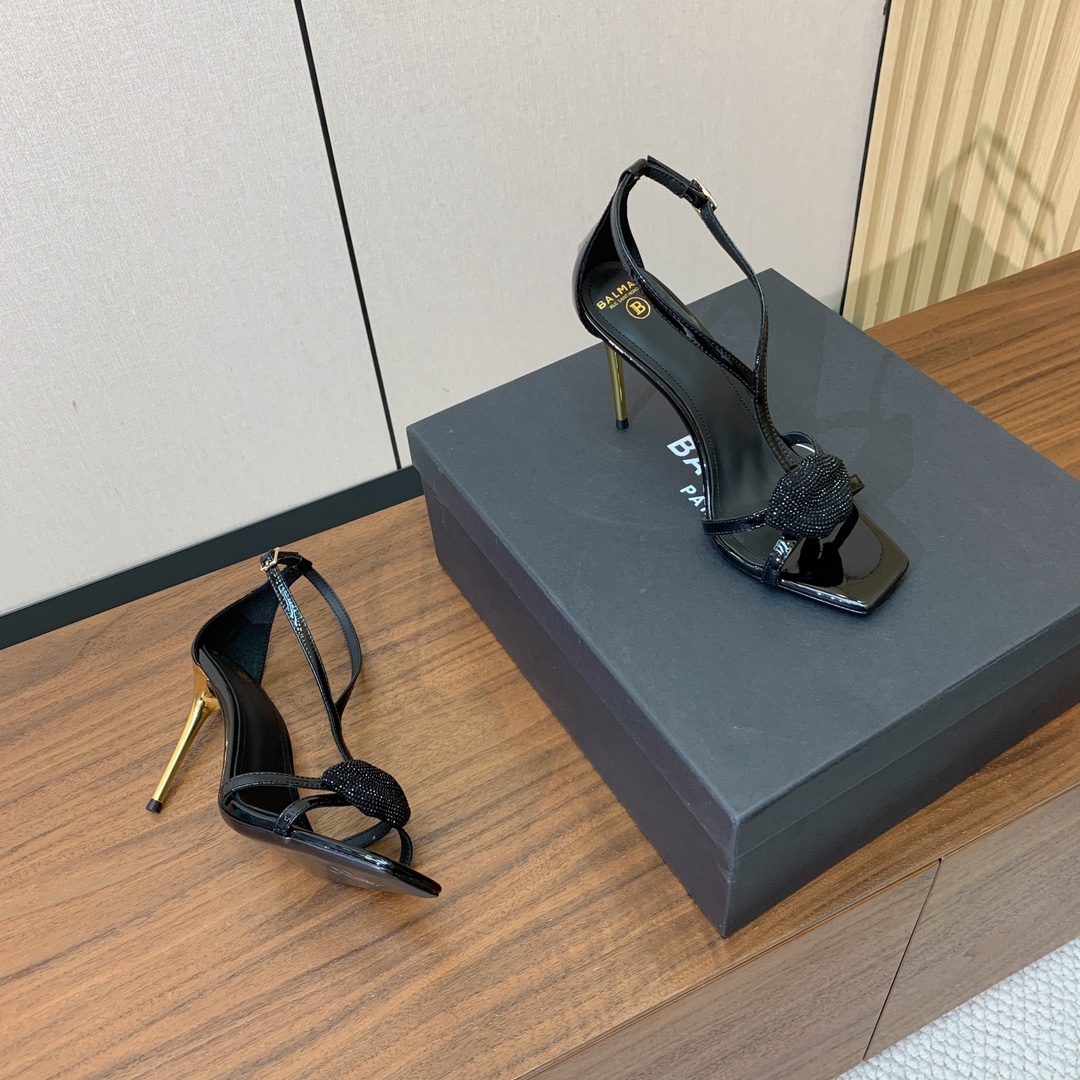 【Bal*ain】嘴唇钻扣高跟凉鞋。愈发別致出众，无敌气场、无敌好看。鞋面漆皮。牛皮垫脚。真皮大底。跟高