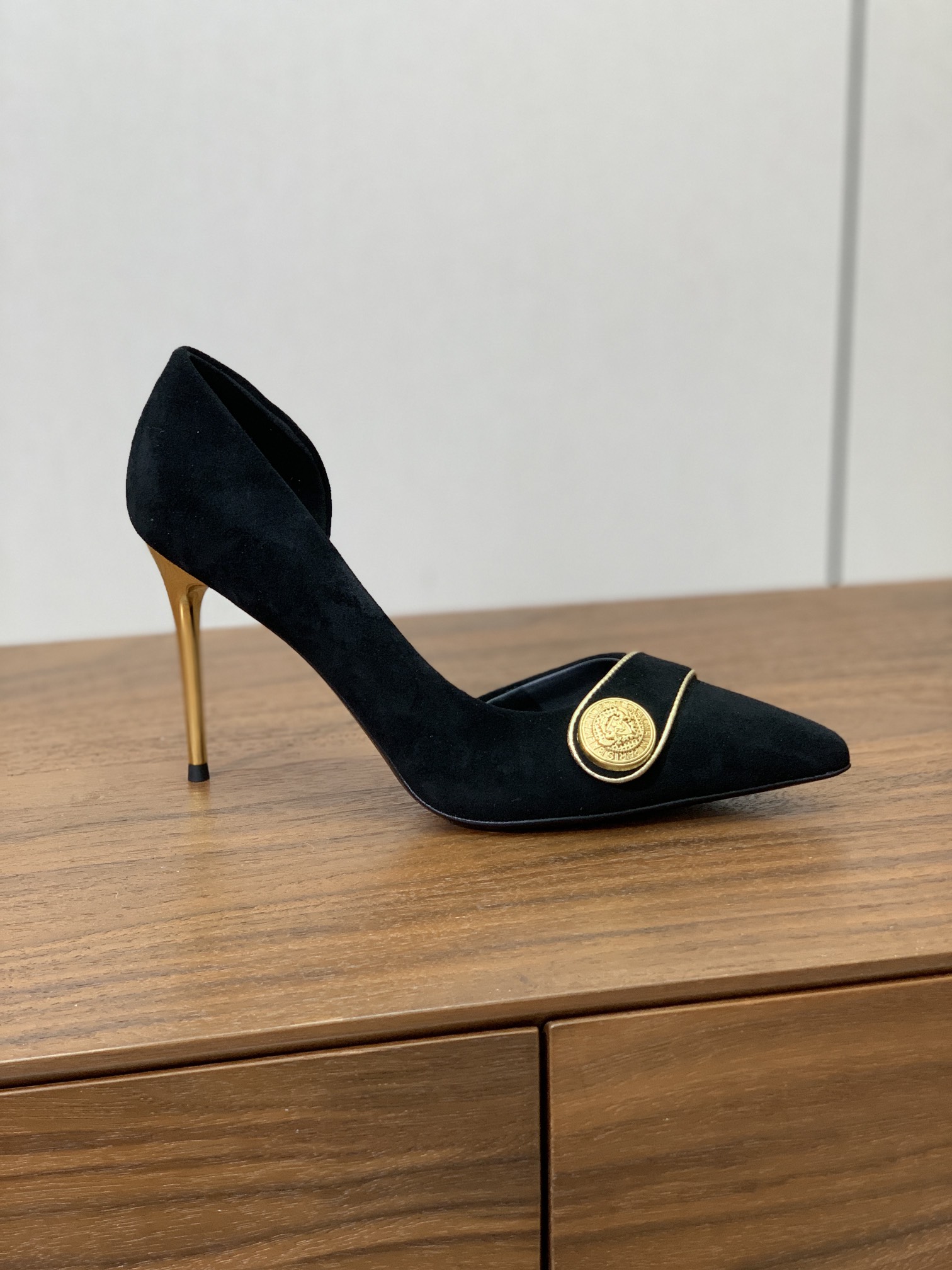 【Bal*ain】中空高跟单鞋。愈发別致出众，无敌气场、无敌好看。材质：鞋面羊京，牛皮垫脚。意大利真皮大