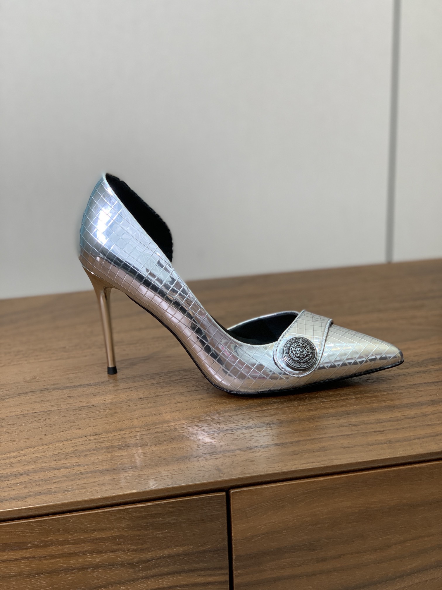 【Bal*ain】中空高跟单鞋。愈发別致出众，无敌气场、无敌好看。材质：鞋面镜面牛皮，牛皮垫脚。意大利真