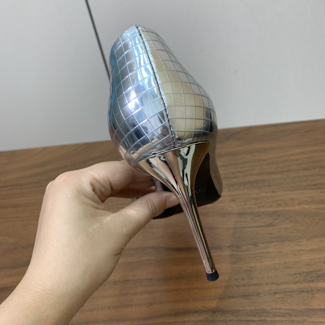 【Bal*ain】中空高跟单鞋。愈发別致出众，无敌气场、无敌好看。材质：鞋面镜面牛皮，牛皮垫脚。意大利真