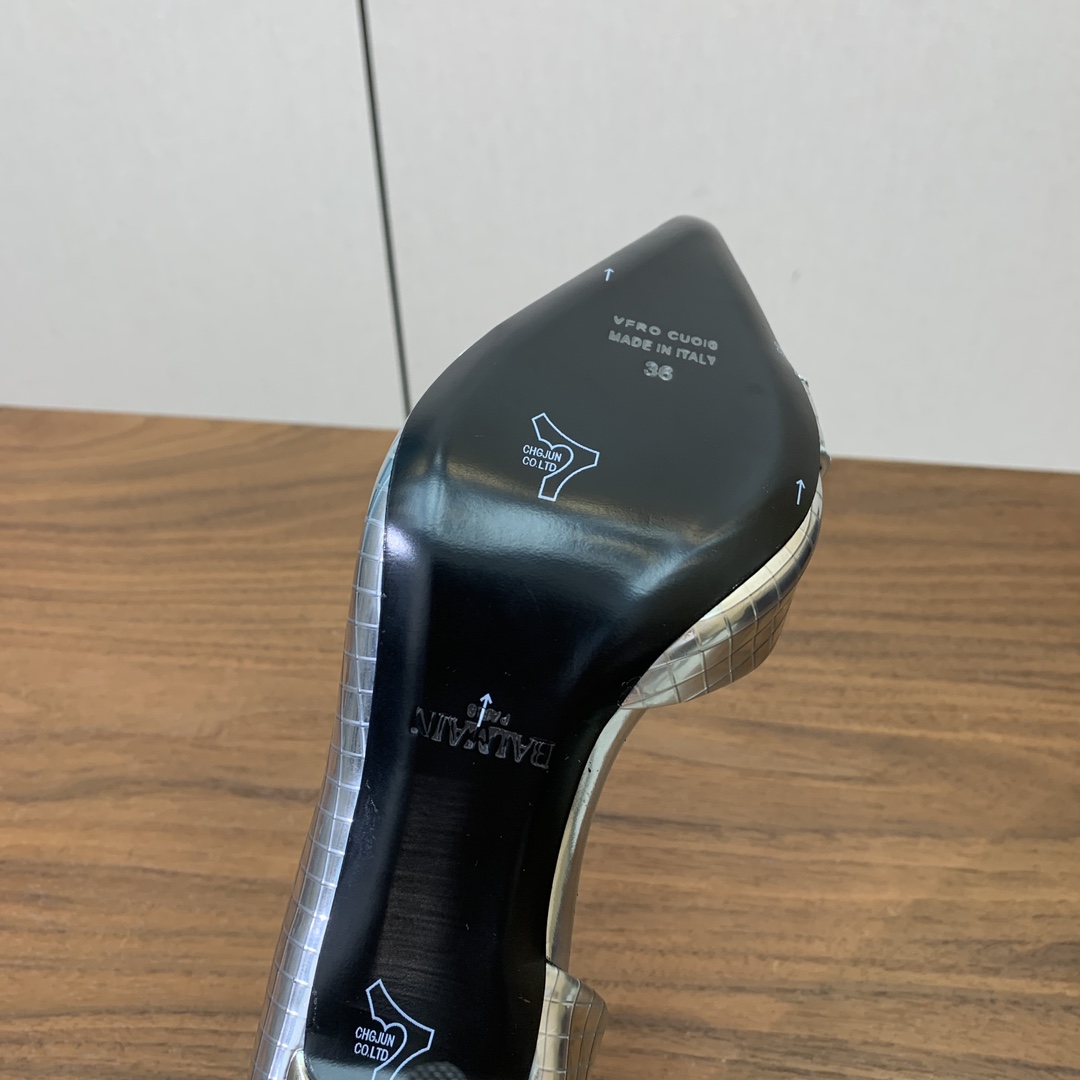 【Bal*ain】中空高跟单鞋。愈发別致出众，无敌气场、无敌好看。材质：鞋面镜面牛皮，牛皮垫脚。意大利真