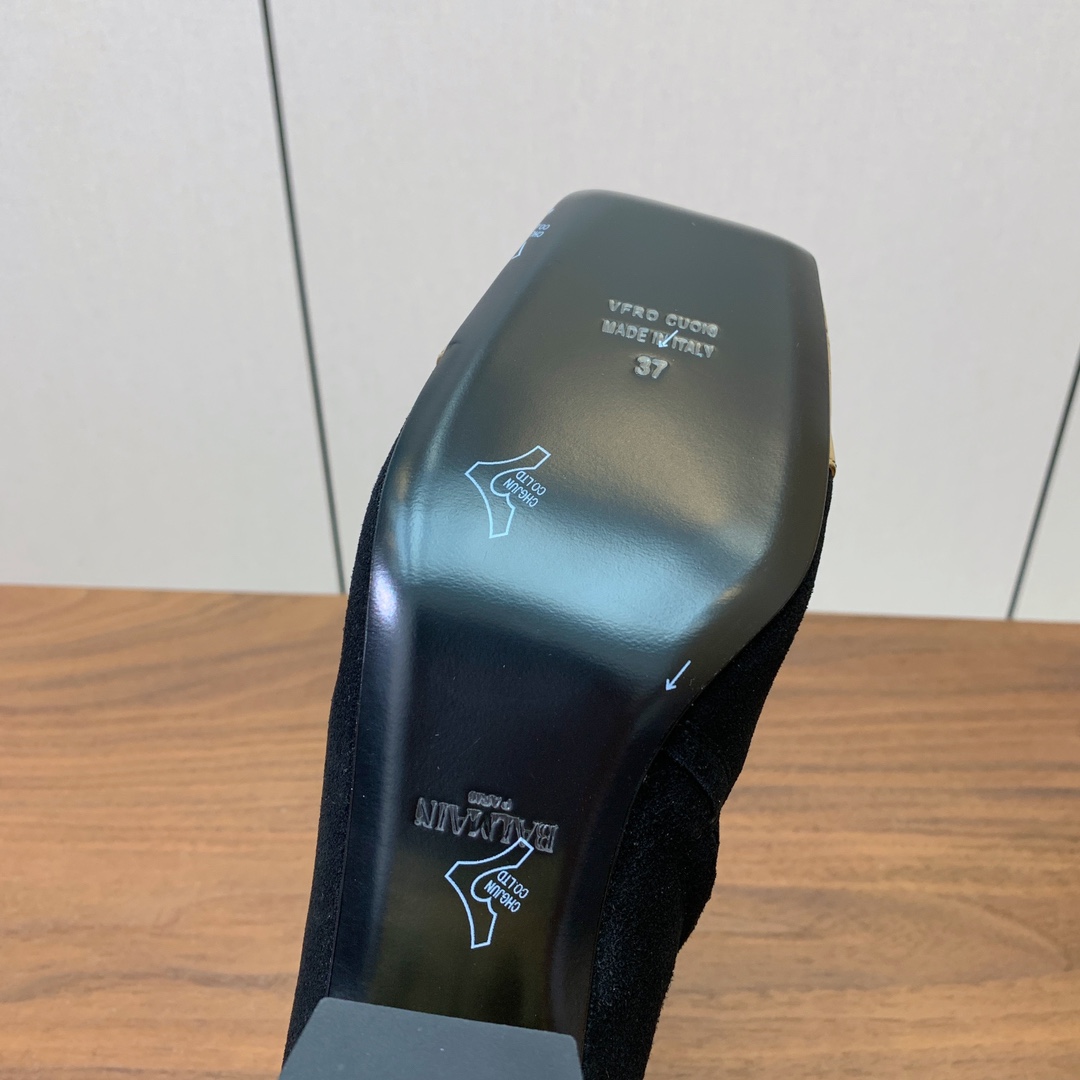 【Bal*ain】方头拼色粗跟短靴。愈发別致出众，无敌气场、无敌好看。鞋面羊京、漆皮、牛皮。牛皮垫脚。真