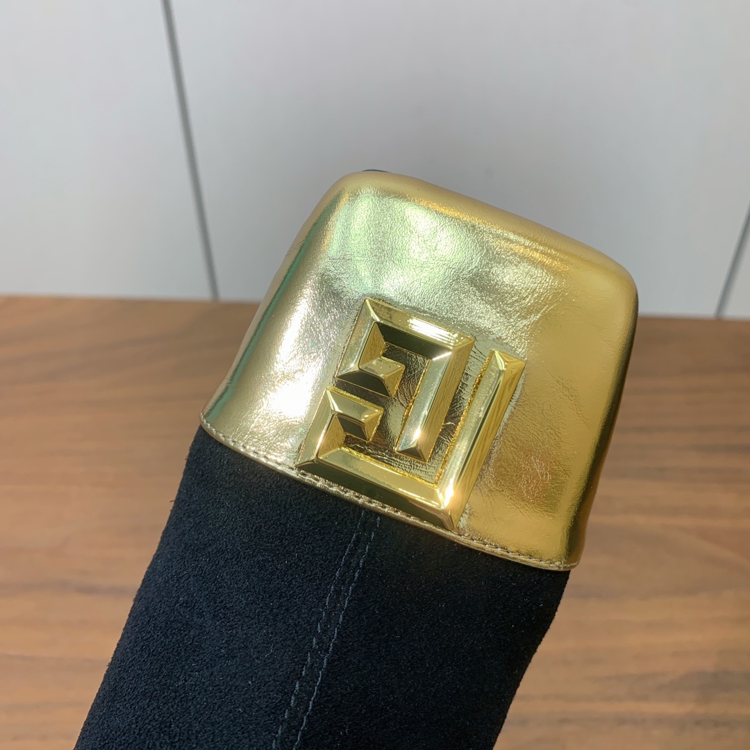 【Bal*ain】方头拼色粗跟短靴。愈发別致出众，无敌气场、无敌好看。鞋面羊京、漆皮、牛皮。牛皮垫脚。真