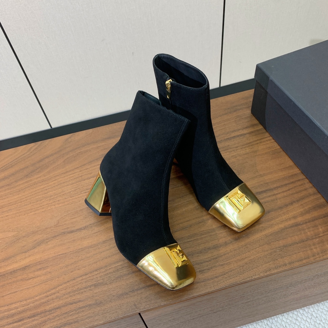 【Bal*ain】方头拼色粗跟短靴。愈发別致出众，无敌气场、无敌好看。鞋面羊京、漆皮、牛皮。牛皮垫脚。真