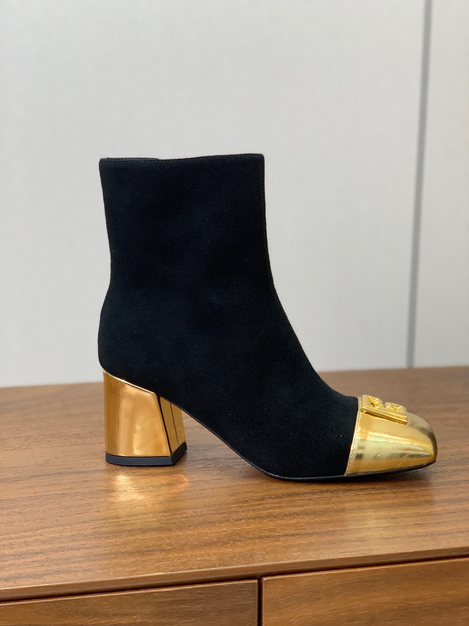 【Bal*ain】方头拼色粗跟短靴。愈发別致出众，无敌气场、无敌好看。鞋面羊京、漆皮、牛皮。牛皮垫脚。真