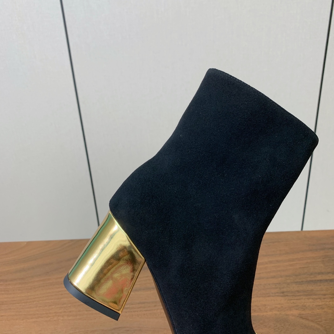 【Bal*ain】方头拼色粗跟短靴。愈发別致出众，无敌气场、无敌好看。鞋面羊京、漆皮、牛皮。牛皮垫脚。真