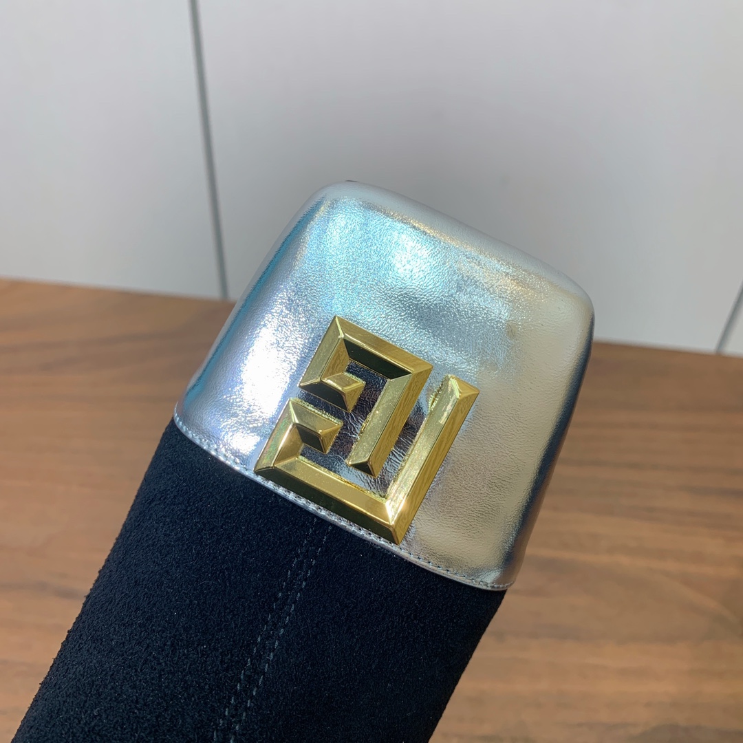 【Bal*ain】方头拼色粗跟短靴。愈发別致出众，无敌气场、无敌好看。鞋面羊京、漆皮、牛皮。牛皮垫脚。真