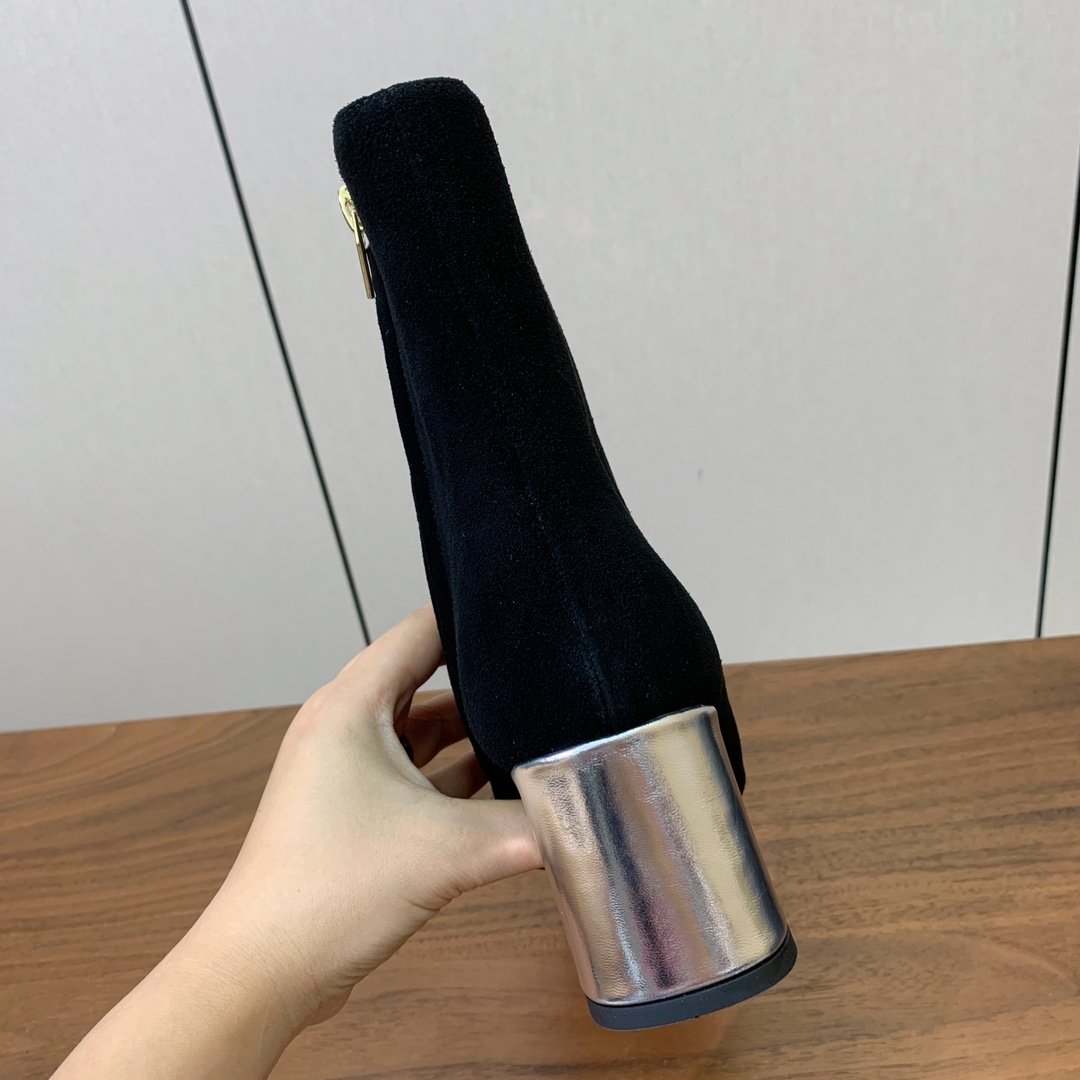 【Bal*ain】方头拼色粗跟短靴。愈发別致出众，无敌气场、无敌好看。鞋面羊京、漆皮、牛皮。牛皮垫脚。真