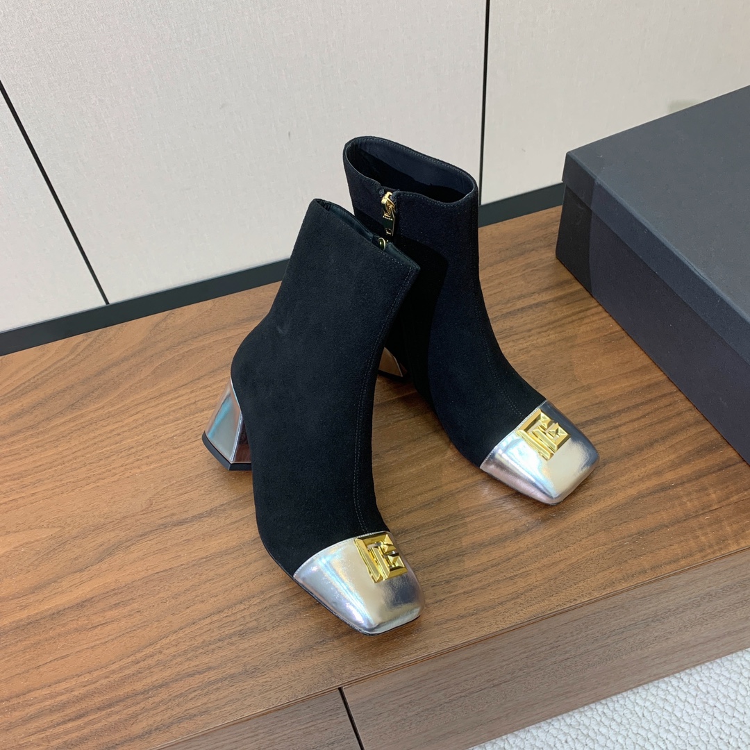 【Bal*ain】方头拼色粗跟短靴。愈发別致出众，无敌气场、无敌好看。鞋面羊京、漆皮、牛皮。牛皮垫脚。真