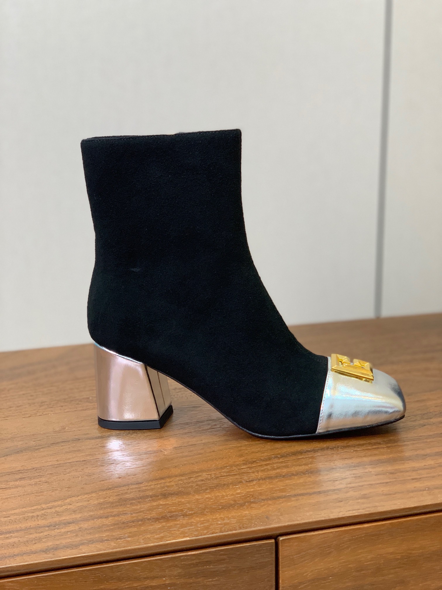 【Bal*ain】方头拼色粗跟短靴。愈发別致出众，无敌气场、无敌好看。鞋面羊京、漆皮、牛皮。牛皮垫脚。真