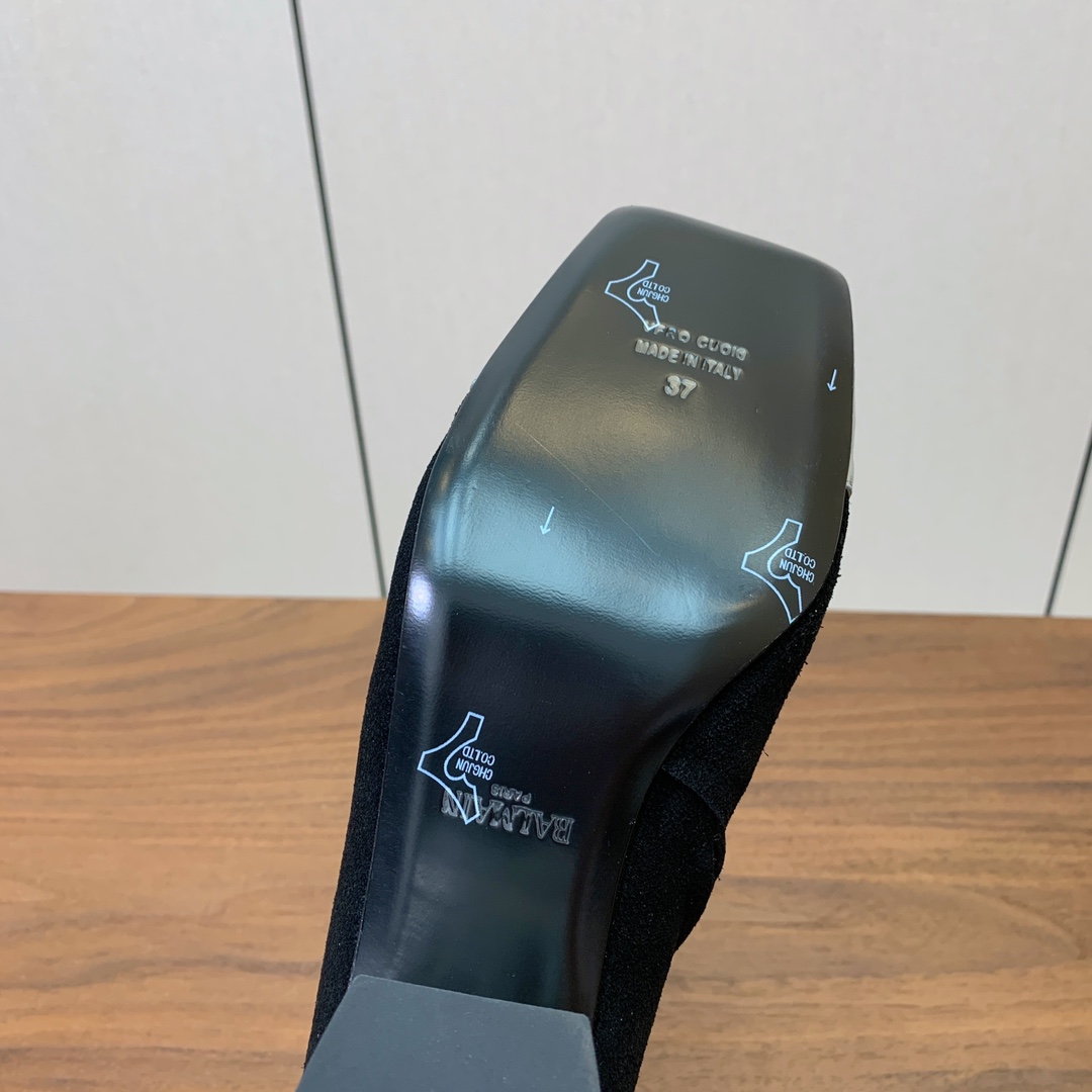 【Bal*ain】方头拼色粗跟短靴。愈发別致出众，无敌气场、无敌好看。鞋面羊京、漆皮、牛皮。牛皮垫脚。真