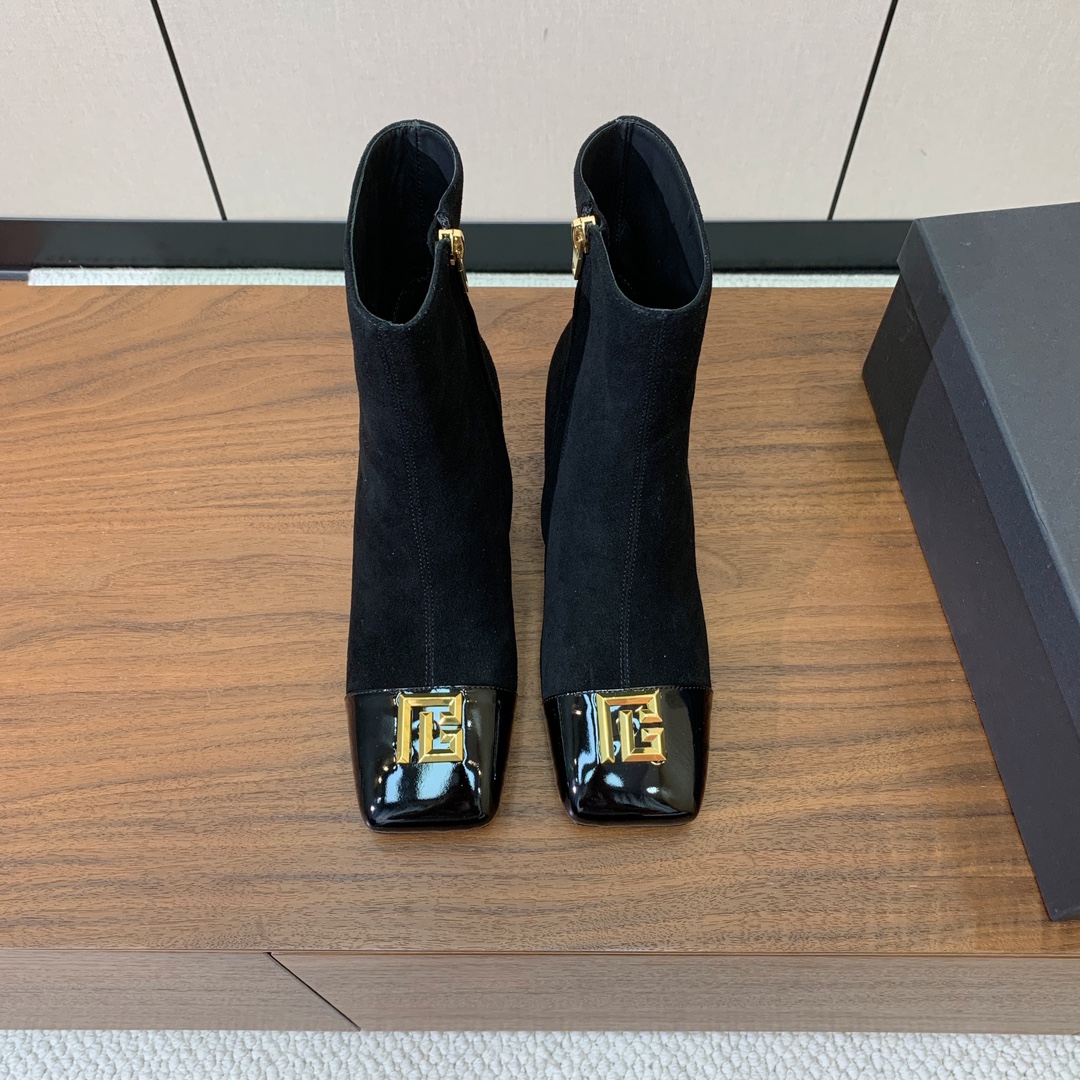 【Bal*ain】方头拼色粗跟短靴。愈发別致出众，无敌气场、无敌好看。鞋面羊京、漆皮、牛皮。牛皮垫脚。真