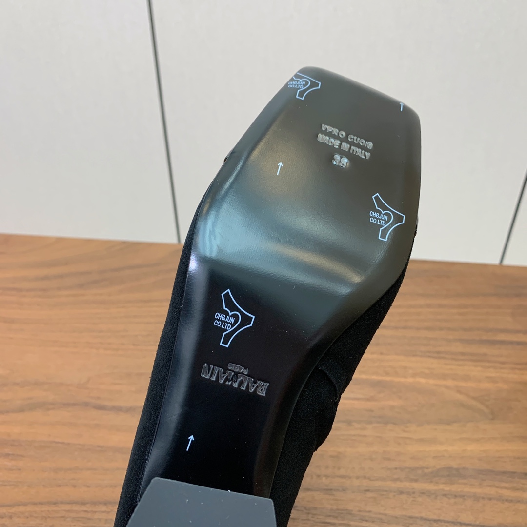 【Bal*ain】方头拼色粗跟短靴。愈发別致出众，无敌气场、无敌好看。鞋面羊京、漆皮、牛皮。牛皮垫脚。真