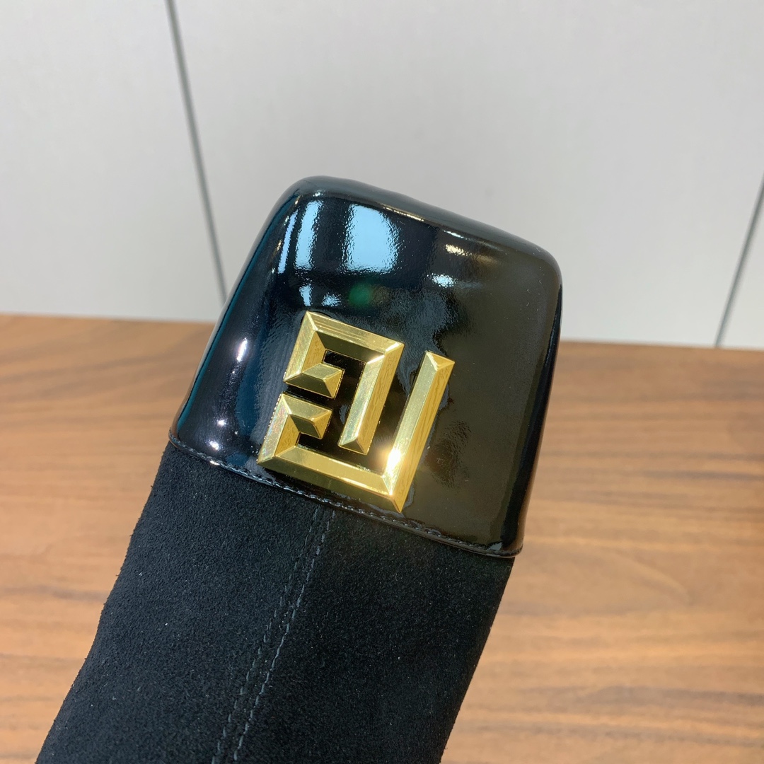 【Bal*ain】方头拼色粗跟短靴。愈发別致出众，无敌气场、无敌好看。鞋面羊京、漆皮、牛皮。牛皮垫脚。真