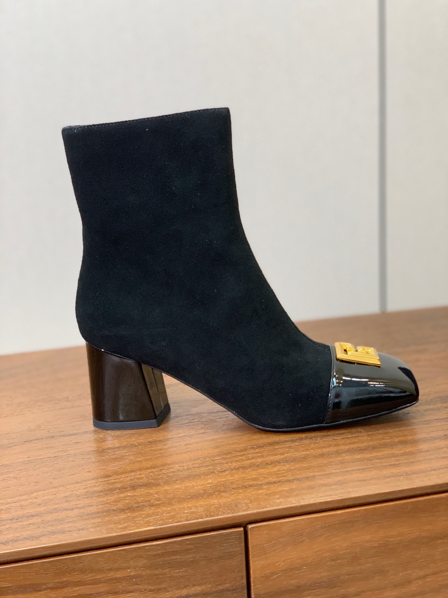 【Bal*ain】方头拼色粗跟短靴。愈发別致出众，无敌气场、无敌好看。鞋面羊京、漆皮、牛皮。牛皮垫脚。真