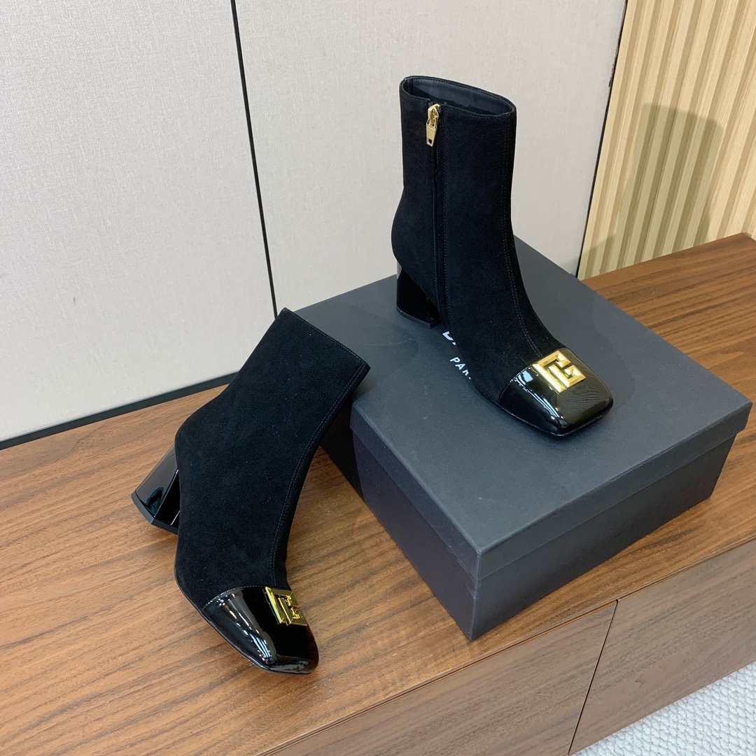 【Bal*ain】方头拼色粗跟短靴。愈发別致出众，无敌气场、无敌好看。鞋面羊京、漆皮、牛皮。牛皮垫脚。真