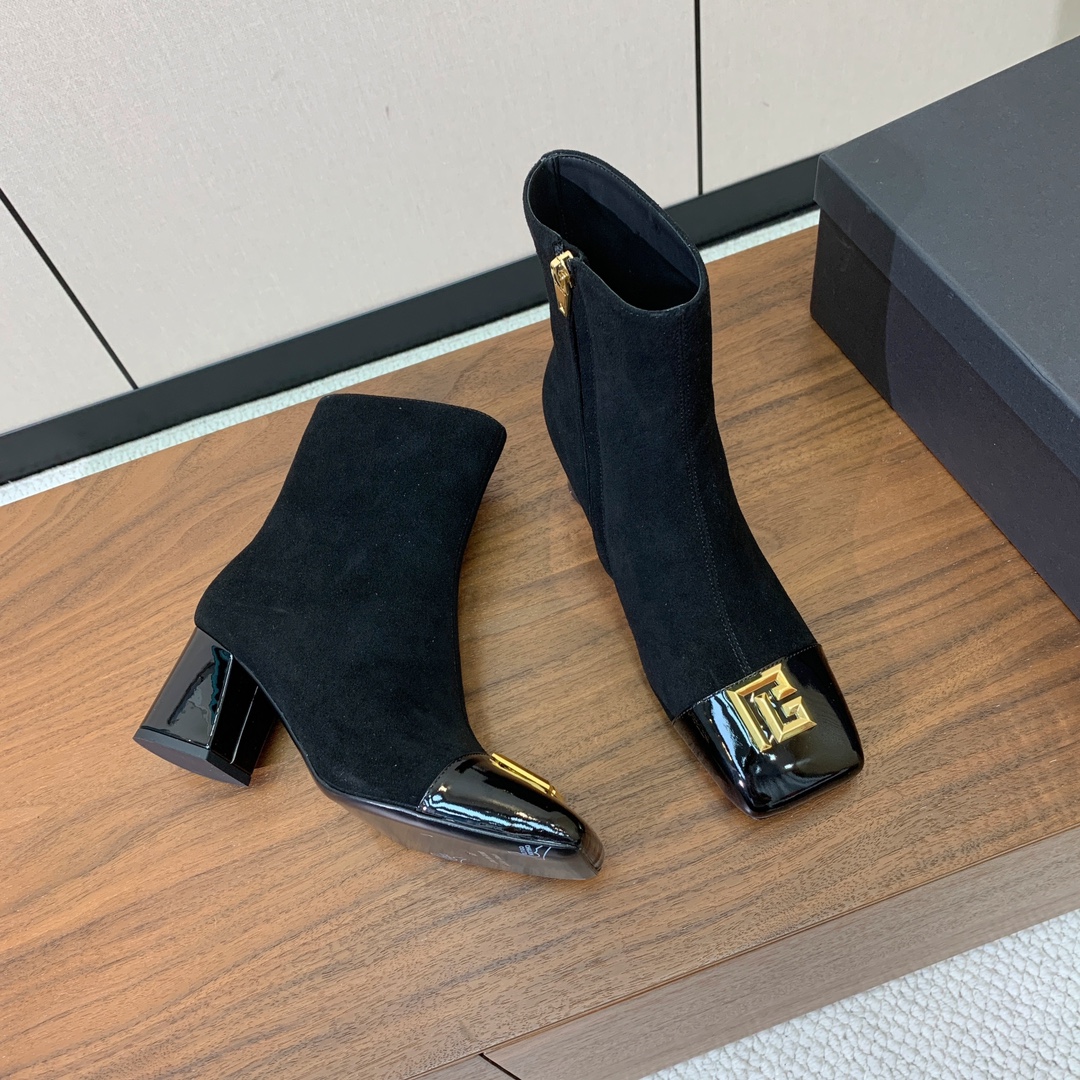 【Bal*ain】方头拼色粗跟短靴。愈发別致出众，无敌气场、无敌好看。鞋面羊京、漆皮、牛皮。牛皮垫脚。真