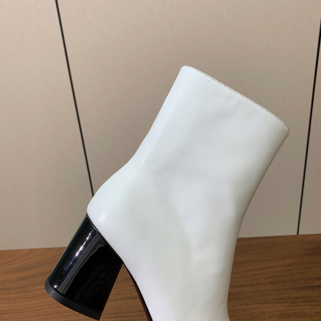 【Bal*ain】方头拼色粗跟短靴。愈发別致出众，无敌气场、无敌好看。鞋面羊京、漆皮、牛皮。牛皮垫脚。真