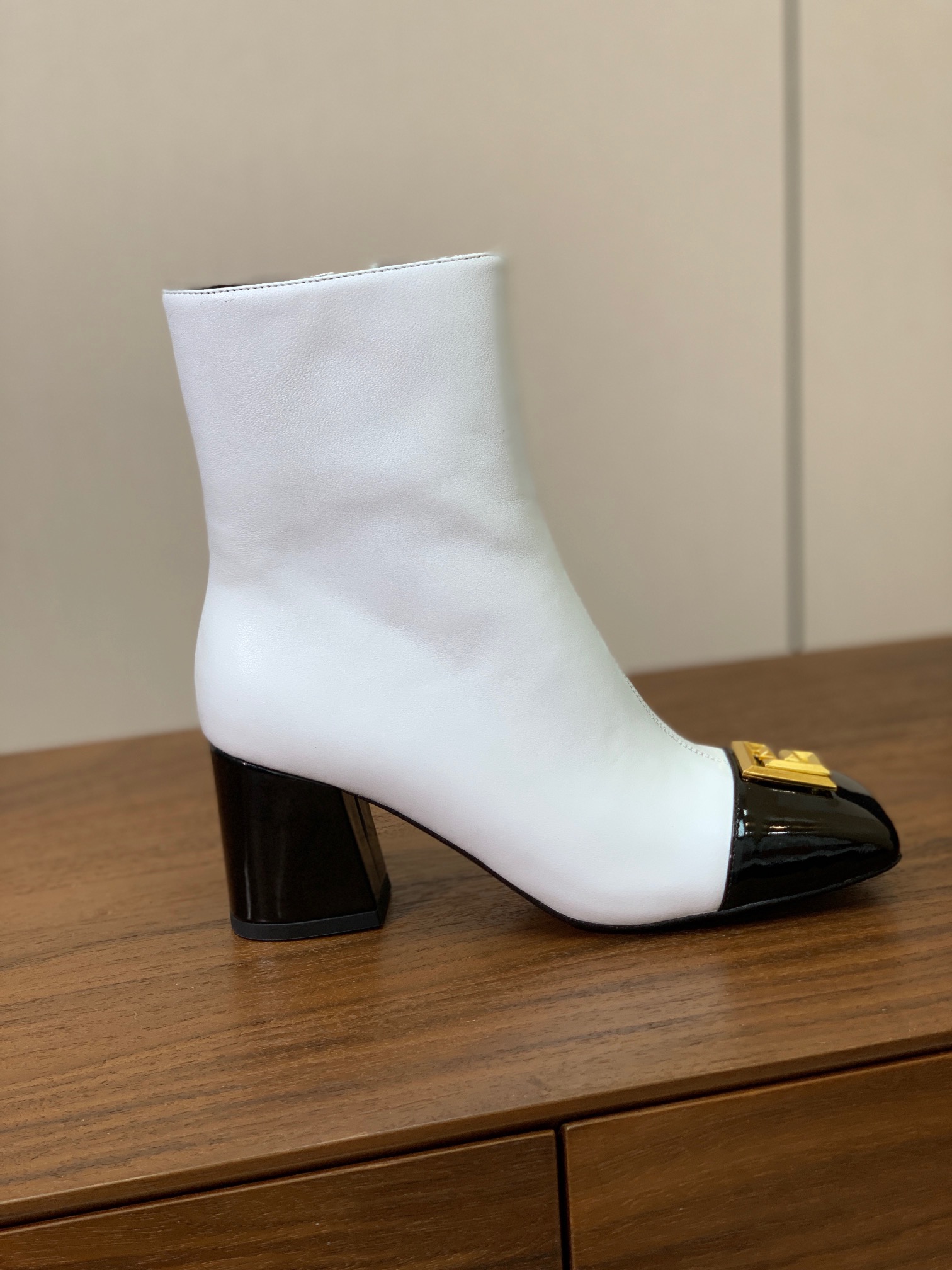 【Bal*ain】方头拼色粗跟短靴。愈发別致出众，无敌气场、无敌好看。鞋面羊京、漆皮、牛皮。牛皮垫脚。真