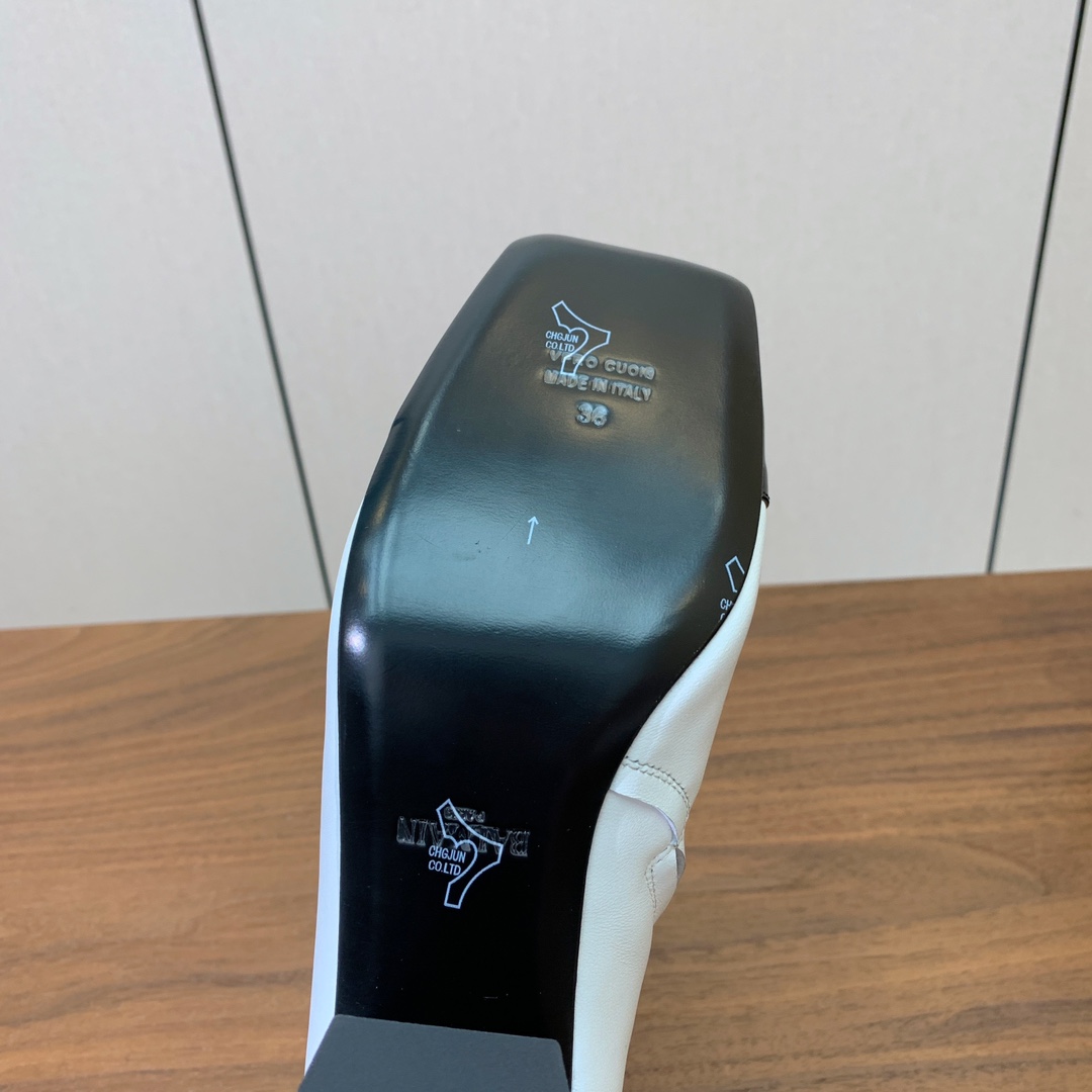 【Bal*ain】方头拼色粗跟短靴。愈发別致出众，无敌气场、无敌好看。鞋面羊京、漆皮、牛皮。牛皮垫脚。真