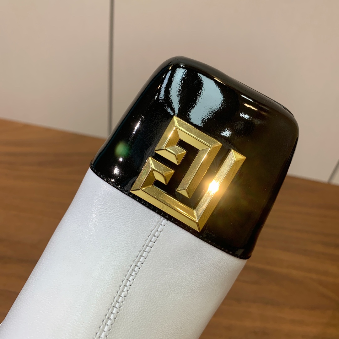 【Bal*ain】方头拼色粗跟短靴。愈发別致出众，无敌气场、无敌好看。鞋面羊京、漆皮、牛皮。牛皮垫脚。真