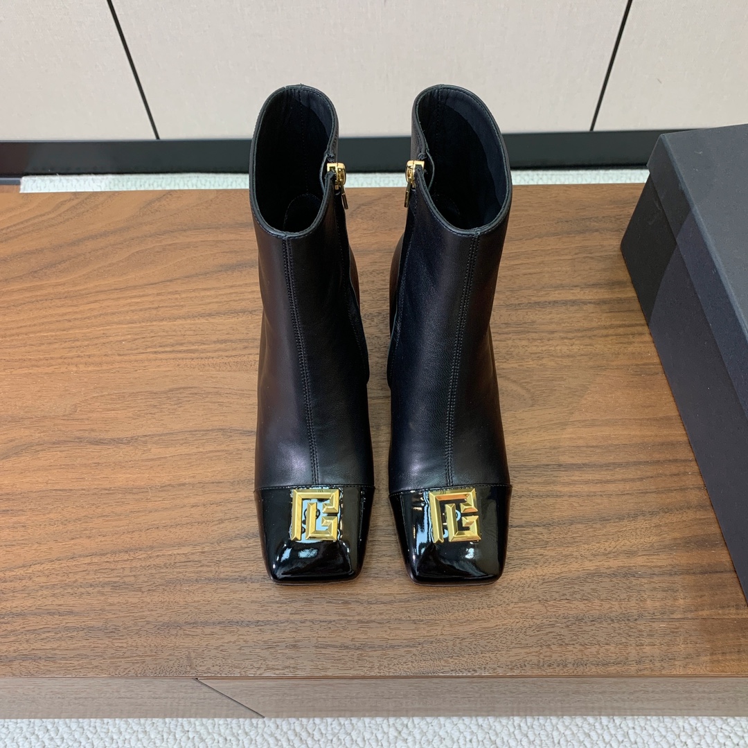 【Bal*ain】方头拼色粗跟短靴。愈发別致出众，无敌气场、无敌好看。鞋面羊京、漆皮、牛皮。牛皮垫脚。真