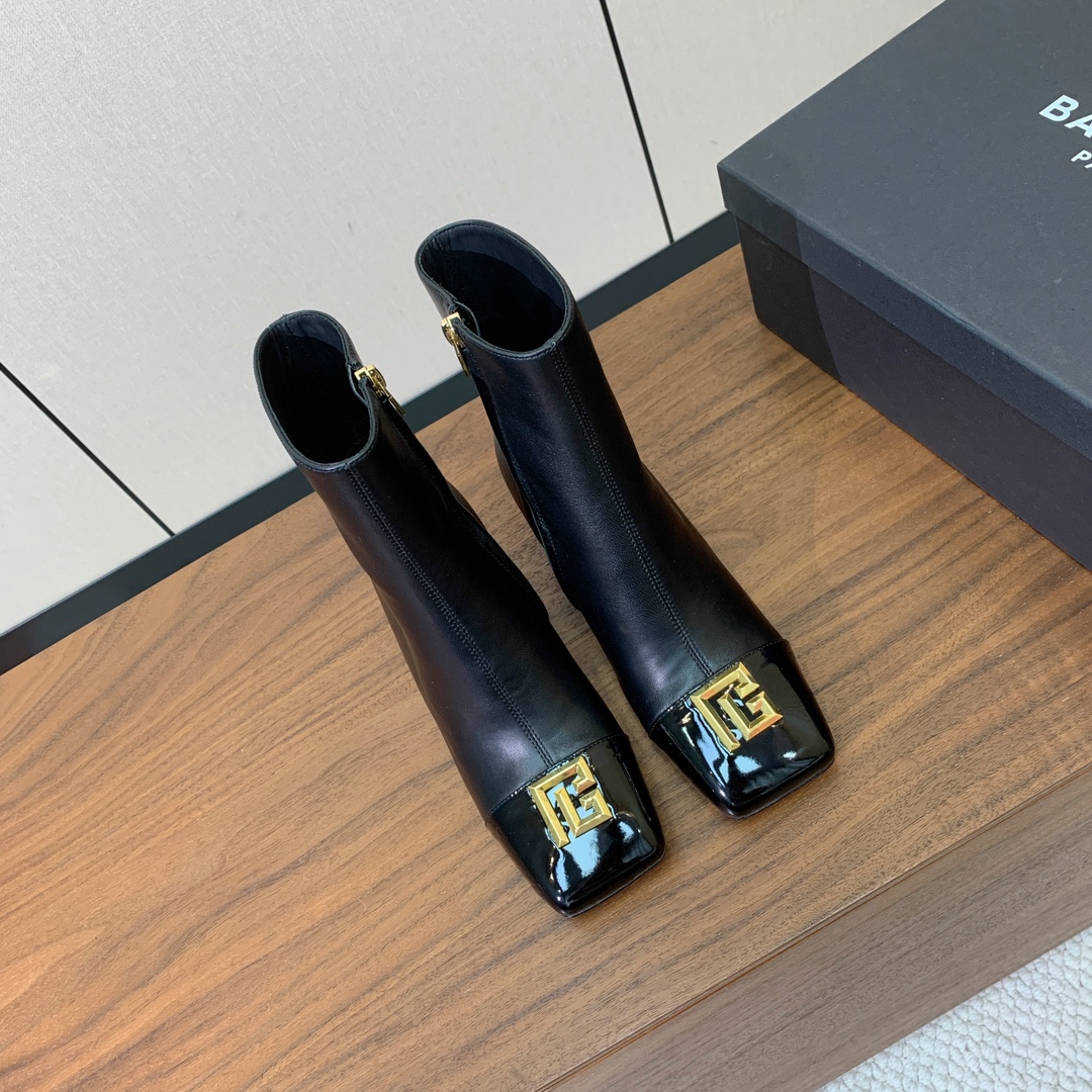 【Bal*ain】方头拼色粗跟短靴。愈发別致出众，无敌气场、无敌好看。鞋面羊京、漆皮、牛皮。牛皮垫脚。真