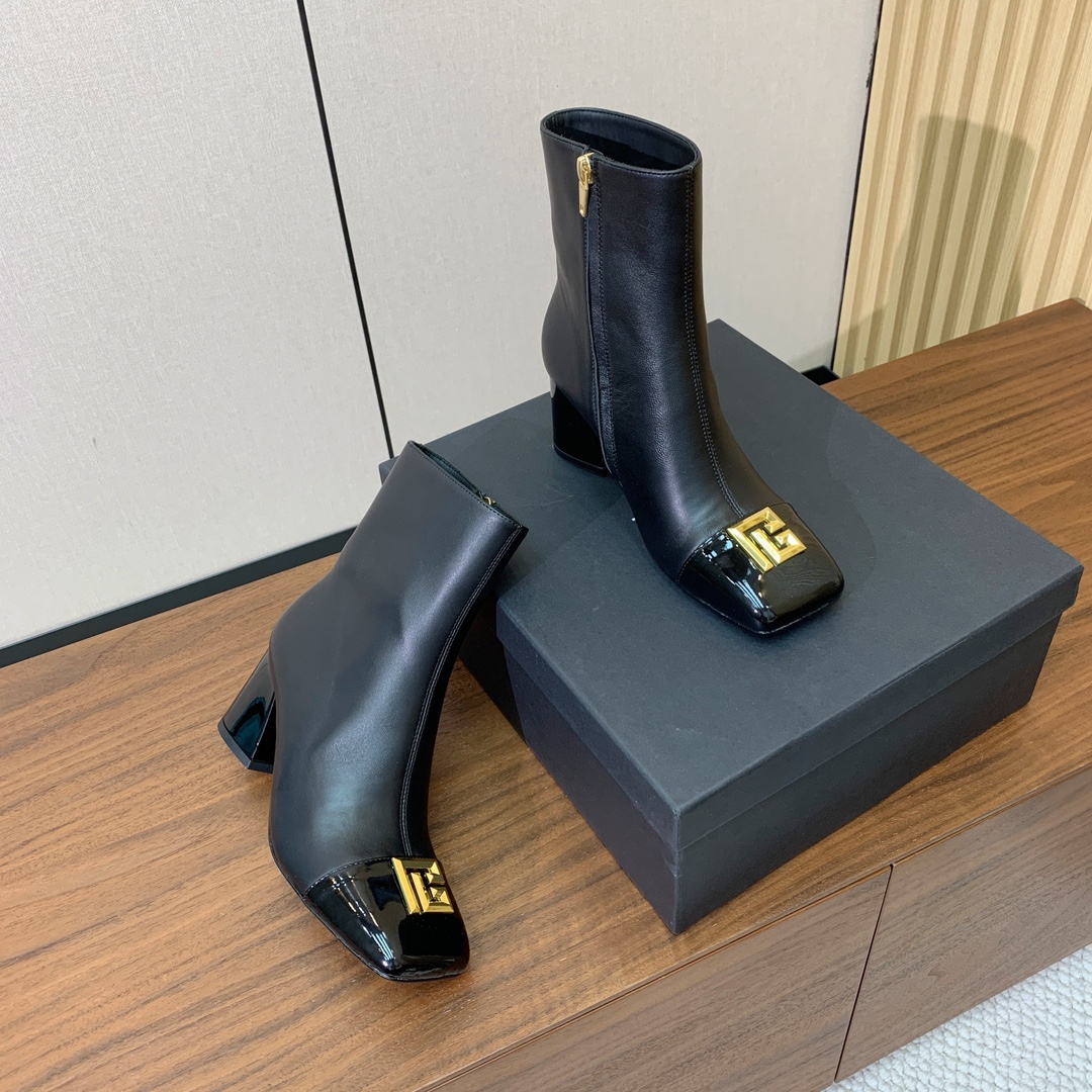 【Bal*ain】方头拼色粗跟短靴。愈发別致出众，无敌气场、无敌好看。鞋面羊京、漆皮、牛皮。牛皮垫脚。真