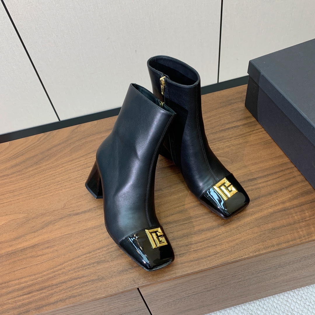 【Bal*ain】方头拼色粗跟短靴。愈发別致出众，无敌气场、无敌好看。鞋面羊京、漆皮、牛皮。牛皮垫脚。真