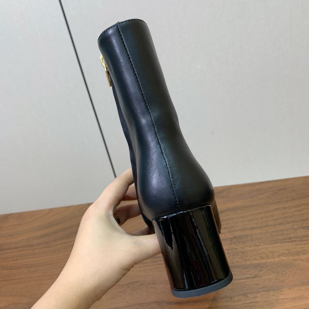 【Bal*ain】方头拼色粗跟短靴。愈发別致出众，无敌气场、无敌好看。鞋面羊京、漆皮、牛皮。牛皮垫脚。真