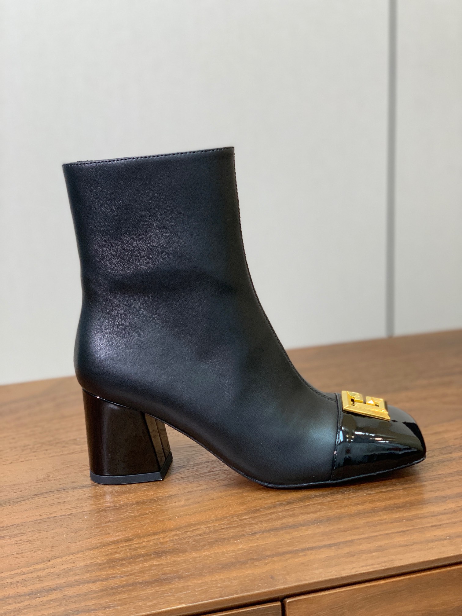 【Bal*ain】方头拼色粗跟短靴。愈发別致出众，无敌气场、无敌好看。鞋面羊京、漆皮、牛皮。牛皮垫脚。真