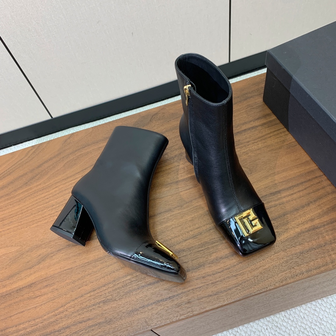 【Bal*ain】方头拼色粗跟短靴。愈发別致出众，无敌气场、无敌好看。鞋面羊京、漆皮、牛皮。牛皮垫脚。真